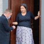 15 sticle ascunse sub fusta tradițională – femeia acuză o “discriminare”