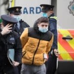 Românul care a făcut scandal în avion rămâne în arest