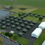 Refugiații au fost anunțați că vor fi mutați cel mai probabil în corturi, în timp ce hotelurile se pregătesc să primească turiști