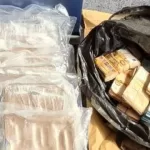 Cocaină, bani și mașini confiscate în cadrul unei operațiuni de amploare care a vizat traficul de droguri