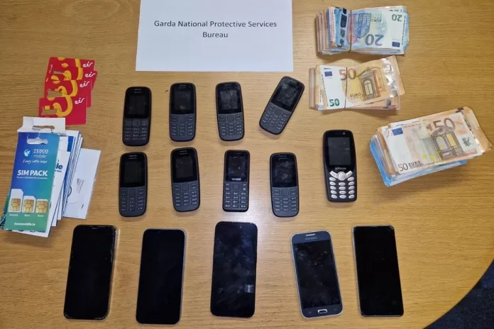 Bani și telefoane confiscate de Garda