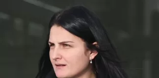 Lenuta Andreea Cucoranu, o româncă în vârstă de 29 de ani, fără adresă fixă, fotografiată la Curtea de Justiție Penală (CCJ) de pe Parkgate Street din Dublin, după ce a apărut în fața Tribunalului districtual. Fotografie: Paddy Cummins