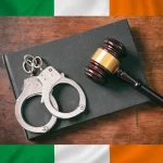 Eroare Uluitoare în Irlanda: Un Infractor Periculos, Eliberat din Greșeală, a Dispărut fără Urmă