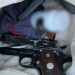 Bărbat în vârstă de peste 40 de ani, inculpat după ce Garda a descoperit o armă și 153.000 €