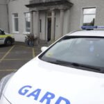 Bărbat din Navan, din nou în fața instanței pentru condus fără permis – avea deja interdicție de 99 de ani Bărbat condus fără permis Navan, interdicție 99 ani, mâini cătușe, poliție rutieră Irlanda