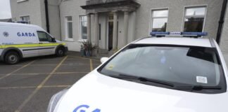 Bărbat din Navan, din nou în fața instanței pentru condus fără permis – avea deja interdicție de 99 de ani Bărbat condus fără permis Navan, interdicție 99 ani, mâini cătușe, poliție rutieră Irlanda