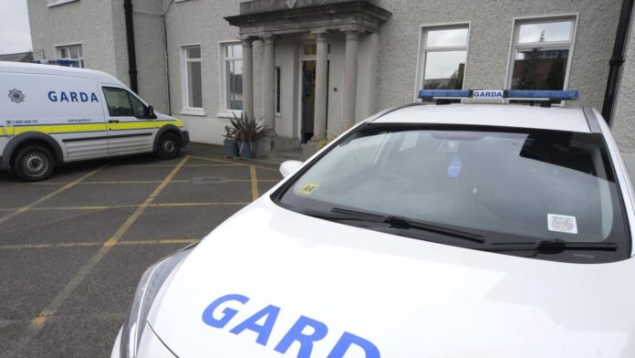 Bărbat condus fără permis Navan, interdicție 99 ani, mâini cătușe, poliție rutieră Irlanda