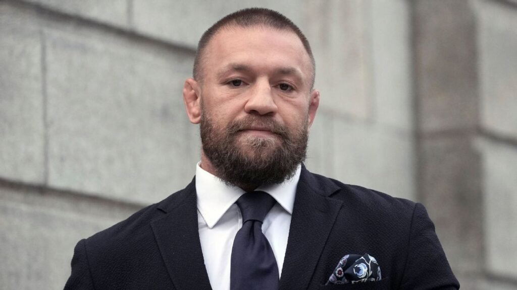Conor McGregor la o conferință de presă în timpul campaniei pentru alegeri prezidențiale Irlanda 2025