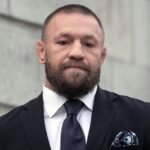 Conor McGregor printre cei 21 de candidați care cer sprijinul Consiliului Comitatului Wicklow pentru o candidatură prezidențială Conor McGregor la o conferință de presă în timpul campaniei pentru alegeri prezidențiale Irlanda 2025