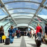 Pasagerii de pe Dublin Airport pot lua 2 litri de lichide în bagajul de mână fără pungi transparente, datorită noilor scanere Interior terminal Dublin Airport cu pasageri și bagaje - imagine ilustrativă pentru noile reguli de lichide în bagajul de mână
