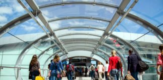 Interior terminal Dublin Airport cu pasageri și bagaje - imagine ilustrativă pentru noile reguli de lichide în bagajul de mână