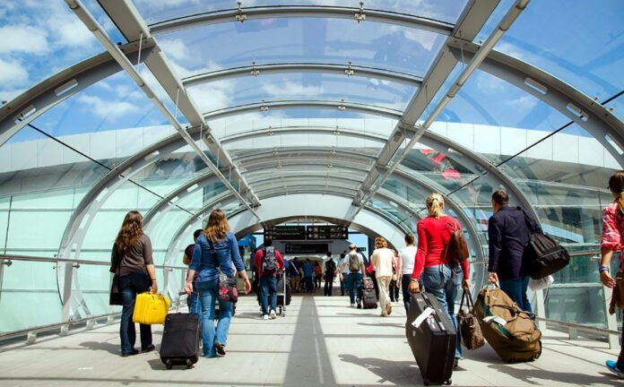 Interior terminal Dublin Airport cu pasageri și bagaje - imagine ilustrativă pentru noile reguli de lichide în bagajul de mână