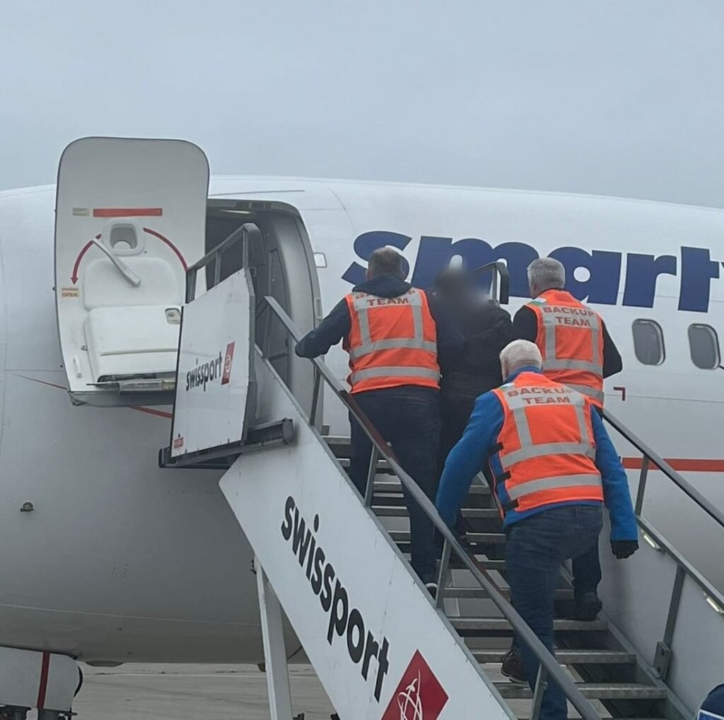 Români expulzați