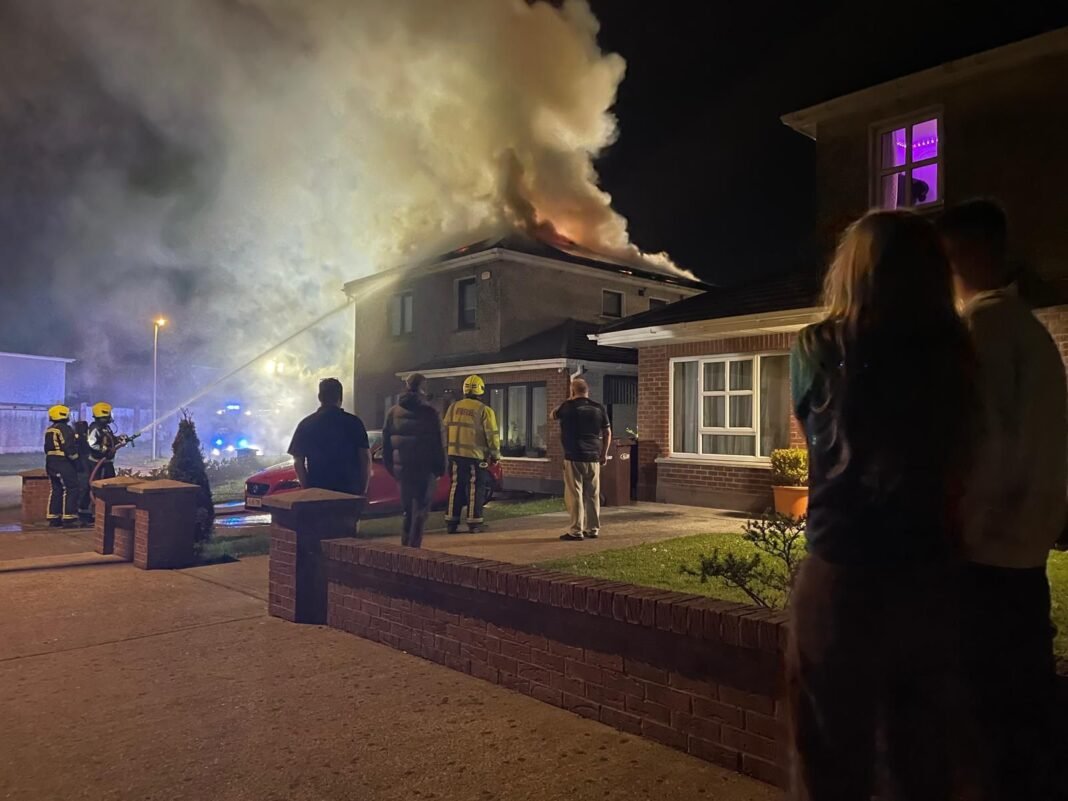 Familie rămasă fără casă după un incendiu devastator. Comunitatea se mobilizează pentru ajutor