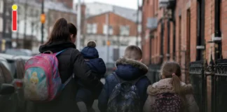 Aproape 100.000 de copii din Irlanda trăiesc în sărăcie persistentă, avertizează un nou raport