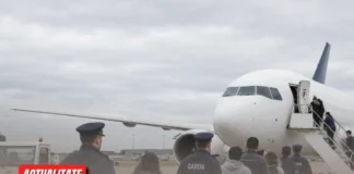 Aproape 1.000 de agenți Garda au escortat 377 de persoane în zboruri de deportare