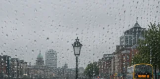 cer înnorat cu ploaie în Irlanda