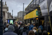 Tot mai mulți oameni renunță la mașină din cauza carburanților scumpi. Transportul public din Irlanda resimte presiunea