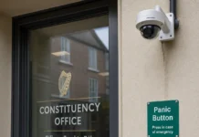 Politicienii irlandezi, baricadați în birouri: camere și butoane de panică