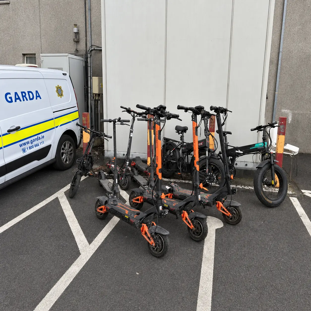Operațiune de amploare în Dublin: peste 180 de vehicule confiscate, droguri și o armă descoperite