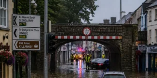 Killarney, lovit de inundații severe. Probleme și în Dublin drum inundat în Killarney după ploi torențiale