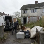 Afacerea murdară din Dublin: grupare suspectată că transforma proprietăți abandonate în gropi ilegale de gunoi