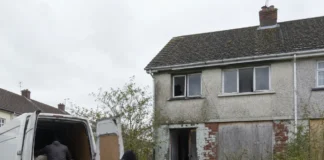 Afacerea murdară din Dublin: grupare suspectată că transforma proprietăți abandonate în gropi ilegale de gunoi