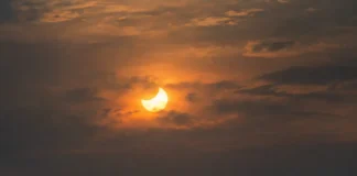 Cerul se întunecă peste Irlanda: eclipsa acoperă până la 97% din Soare