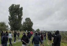 Zeci de bărbați mascați și înarmați, filmați pe o stradă din Limerick