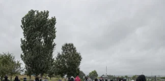 Zeci de bărbați mascați și înarmați, filmați pe o stradă din Limerick