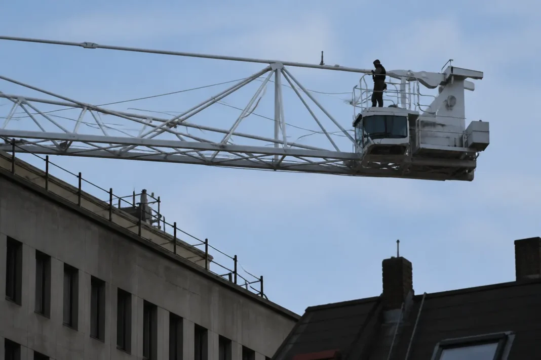 Alertă în Dublin: bărbat urcat pe o macara, apoi arestat
