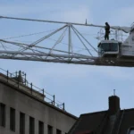 Alertă în Dublin: bărbat urcat pe o macara, apoi arestat