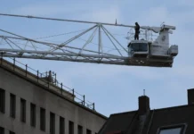 Alertă în Dublin: bărbat urcat pe o macara, apoi arestat