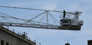 Alertă în Dublin: bărbat urcat pe o macara, apoi arestat