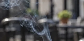 Peste 560 de decese din Irlanda, asociate expunerii la fumul de țigară al altora persoană fumând în spațiu public