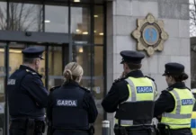 Polițiști Garda în uniformă în fața sediului