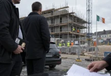 clădire în construcție cu schele