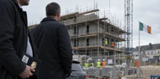 clădire în construcție cu schele