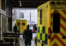 ambulanta in trafic cu lumini de urgenta