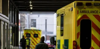 Ambulanțele au întârziat peste o oră în 20.000 de urgențe ambulanta in trafic cu lumini de urgenta