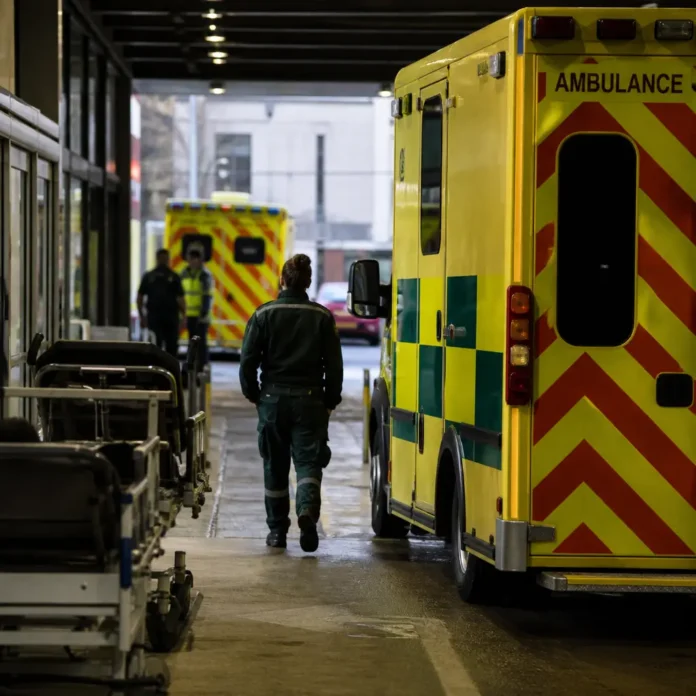 ambulanta in trafic cu lumini de urgenta