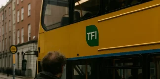 Autobuz în trafic în Dublin