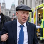 Un deputat irlandez spitalizat după ce a fost agresat în centrul Dublinului mașina deputatului înconjurată de polițiști