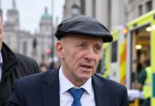 Un deputat irlandez spitalizat după ce a fost agresat în centrul Dublinului mașina deputatului înconjurată de polițiști