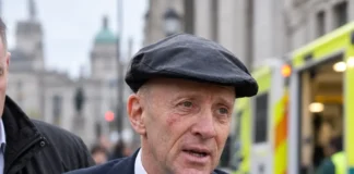 Un deputat irlandez spitalizat după ce a fost agresat în centrul Dublinului mașina deputatului înconjurată de polițiști