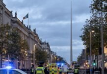 bărbat asistat de polițiști pe O’Connell Street