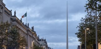 Bărbat înjunghiat pe O’Connell Street, în centrul Dublinului. Victima a fost transportată la spital bărbat asistat de polițiști pe O’Connell Street