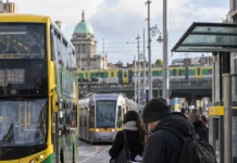 Autobuz în trafic în Irlanda