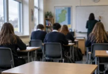 Un elev din cinci lipsește cronic de la școală în Irlanda Elevi în clasă la școală în Irlanda