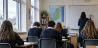 Elevi în clasă la școală în Irlanda